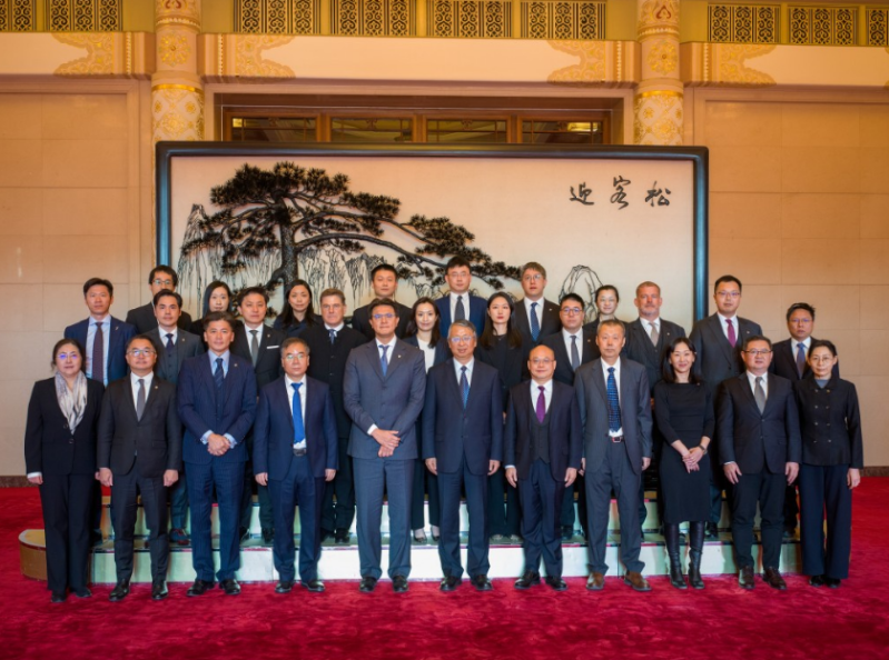 全国人大常委会基本法委员会主任、全国人大常委会法工委主任沉春耀（前排左六） 与香港大律师公会十多人代表团会面