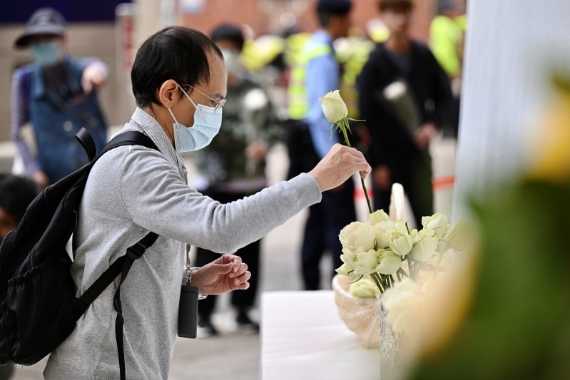 市民向不幸殉职的救火英雄献花。