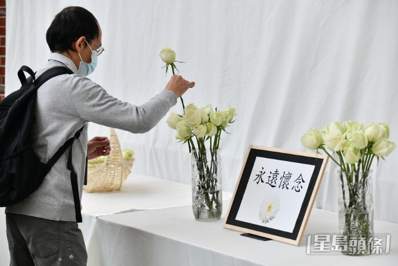 罗先生献花。