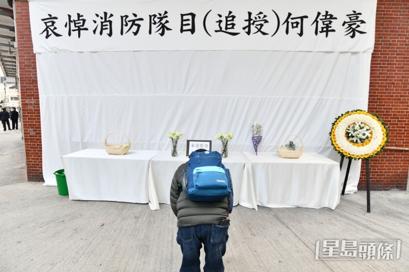 市民鞠躬献礼。