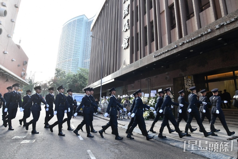 大批同袍到殡仪馆致祭。