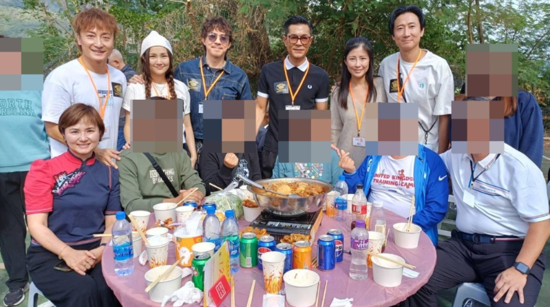 古天乐（后排中）等多名艺人出席盆菜活动。前排左一为善导会总干事李淑慧
