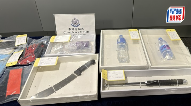警方拘捕15人，检获大批证物。