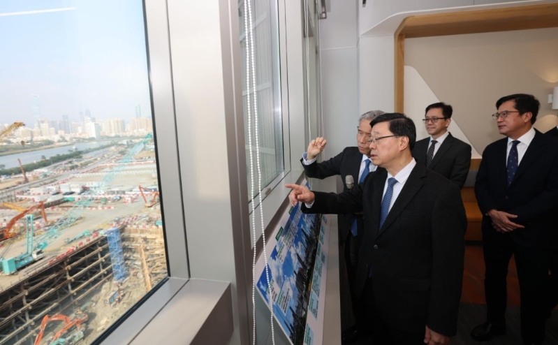 李家超与进驻河套香港园区的内地及海外企业负责人交流。 李家超与进驻河套香港园区的内地及海外企业负责人交流。