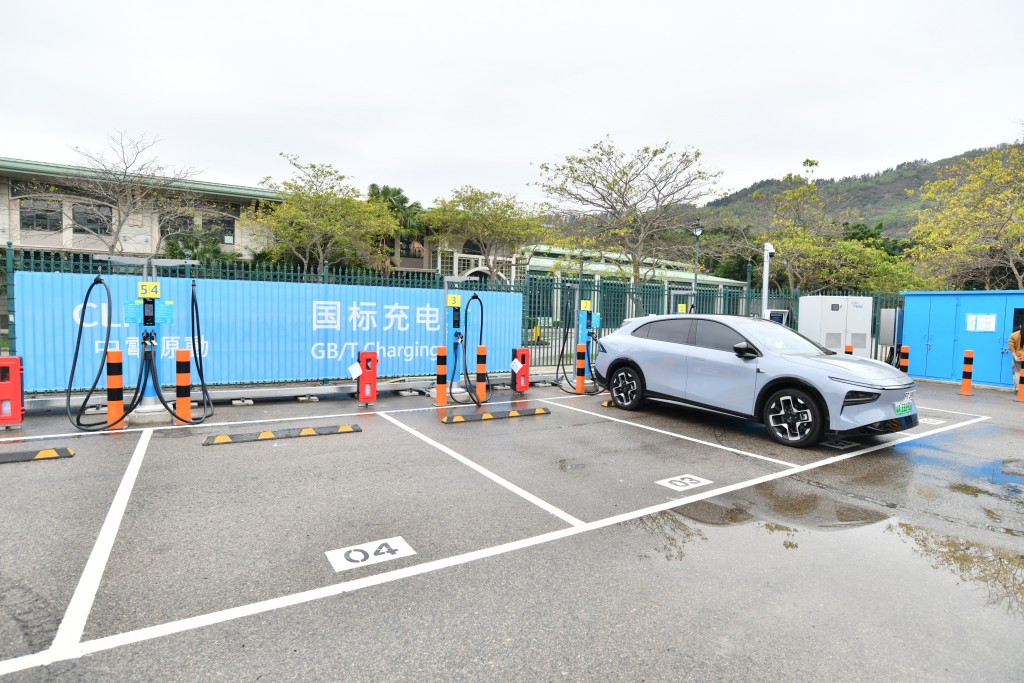 竹篙湾的电动车充电站及粤车南下资讯中心今日起投入运作。