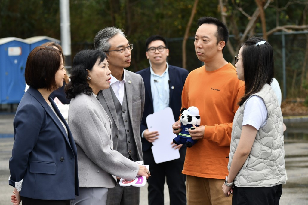陈美宝及运输署署长李颂恩今晨亦视察该充电设施。