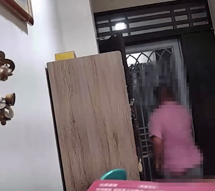 闭路电视画面显示，男住户边拉裤子边夺门而出。