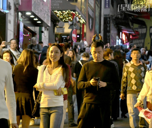 不少到场人士带上圣诞头饰。