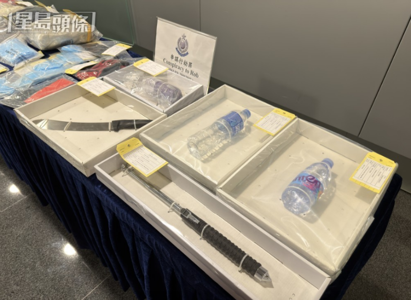 警方拘捕15人，检获大批证物。
