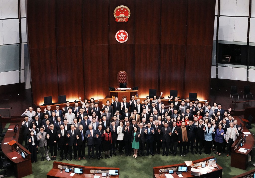 第七届第七届立法会会期最后一次会议结束，全体议员在议事厅进行大合照。