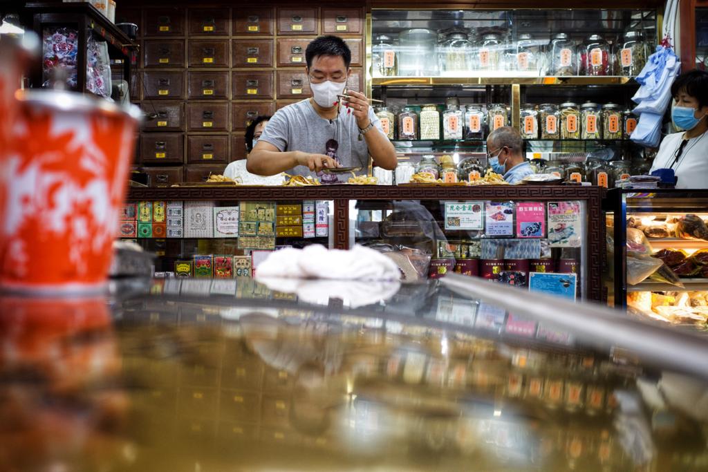 春回堂最初以木头车形式在街边摆卖凉茶，后来成功入铺，兼营中药材买卖。