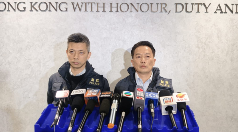 东九龙总区刑事部署理高级警司黄奕隆及东九龙总区重案组第二队总督察苏志兵向传媒交代案情。