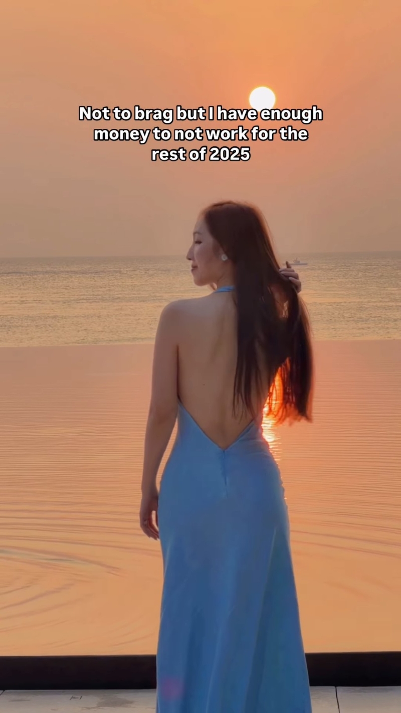 片中她身穿浅蓝色挂颈式长裙，相当端庄优雅。