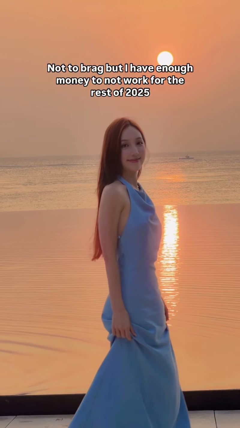 夕阳余晖下，海儿展自信笑容，散发高级健康性感魅力。