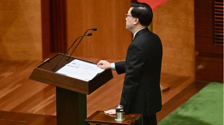 李家超于立法会监誓期间需扶茶几