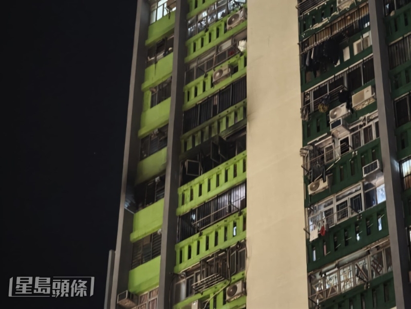 起火外墙被明显熏黑。 起火外墙被明显熏黑。