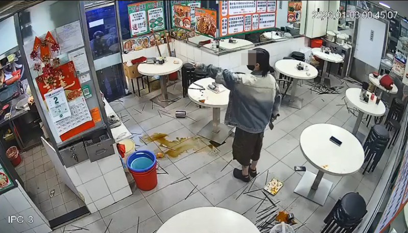 女子持刀与警对峙，不停大叫：“滚！”