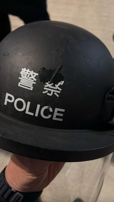 有警员的头盔留下一条刀痕，可见女子用力相当猛。