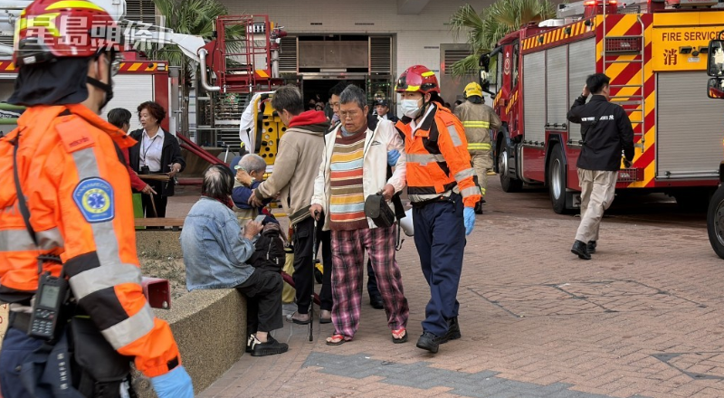 救援人员疏散居民。