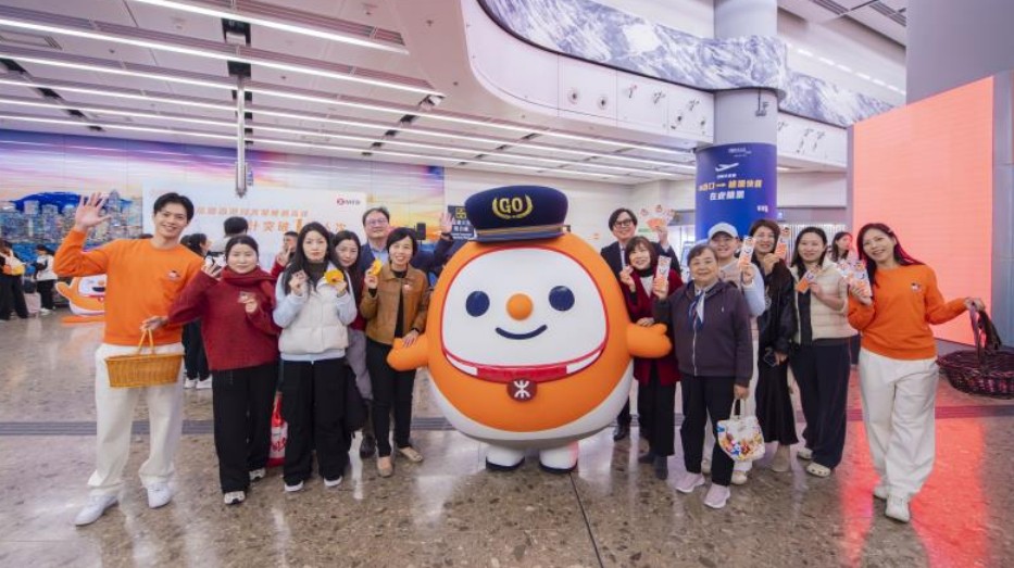 为庆祝高铁（香港段）累计乘客人次突破一亿大关，港铁向在场乘客派发纪念品。