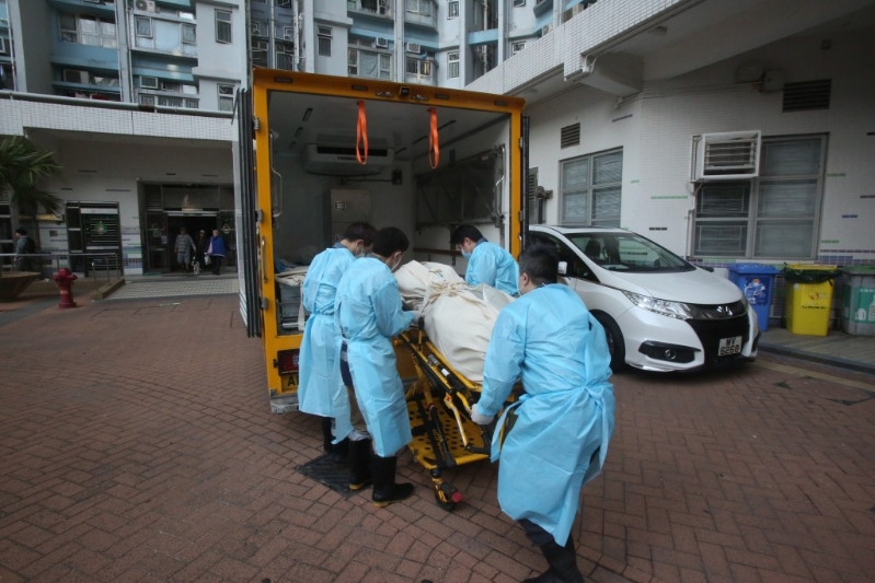 遗体由仵工移送至殓房。 遗体由仵工移送至殓房。