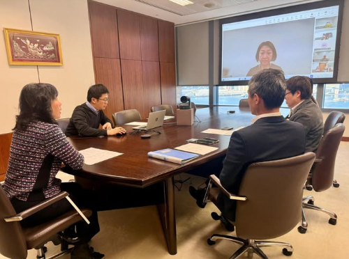 运输及物流局局长陈美宝今天下午(6日)联同常任秘书长丘卓恒与运输署召开紧急视像会议，敦促署方进一步优化处理程序。
