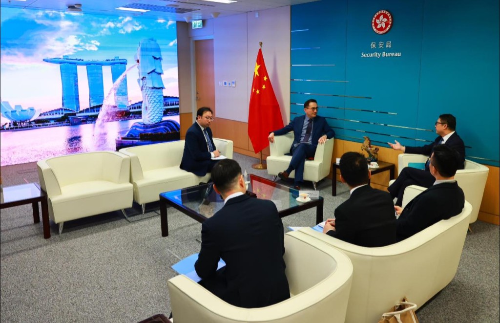 邓炳强先后会见新加坡驻港总领事及香港印度协会代表团。