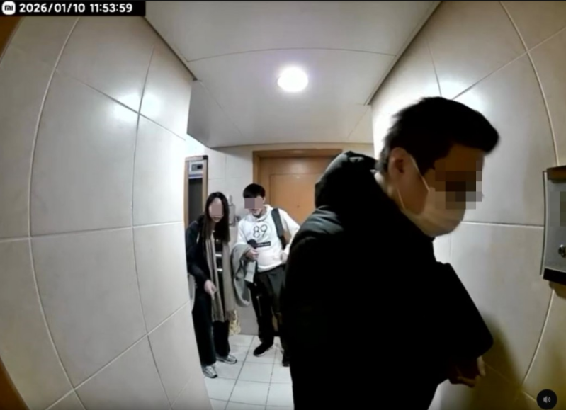 男职员尝试用锁匙开门