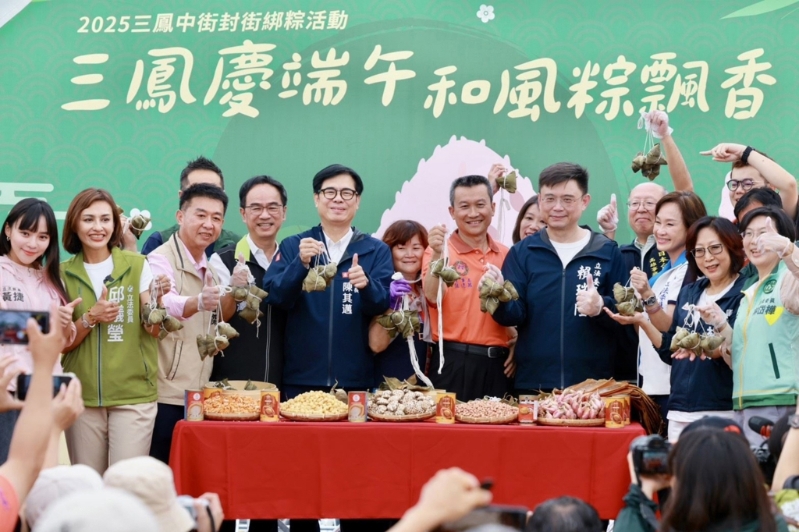 图为“立委”邱议莹（左一）、许智杰（左二）、林岱桦（右一）、赖瑞隆（右四）、柯志恩（右三）同台，和高雄市长陈其迈（左五）参加活动画面。