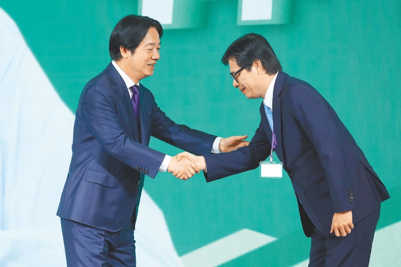 王鸿薇指出，若赖清德(左)“不幸”丢掉高雄，还可以把责任丢给市长陈其迈(右)。