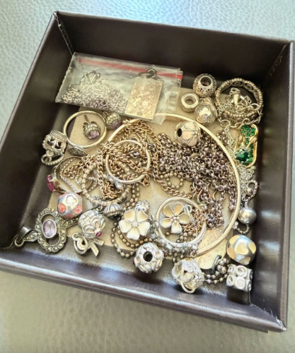 有网民在Threads发文，表示家中有多件购自品牌Pandora的银饰，惟大部分已损坏、断扣或不再佩戴。
