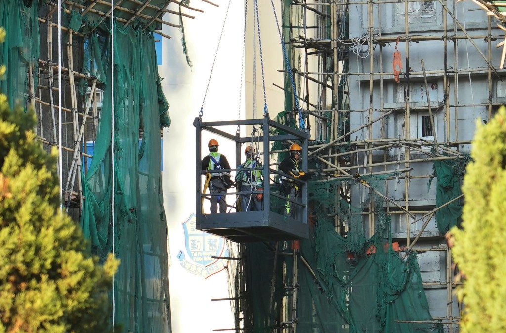 孙玉菡亦谈到防火措施，表示政府将修例规定所有地盘全面禁烟。