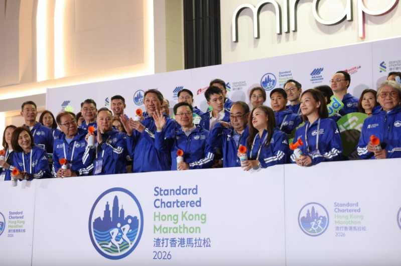 李家超淸晨6时主持香港马拉松全马挑战组起步礼 李家超淸晨6时主持香港马拉松全马挑战组起步礼