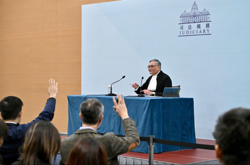 终审法院首席法官张举能在典礼后会见传媒。 终审法院首席法官张举能在典礼后会见传媒。