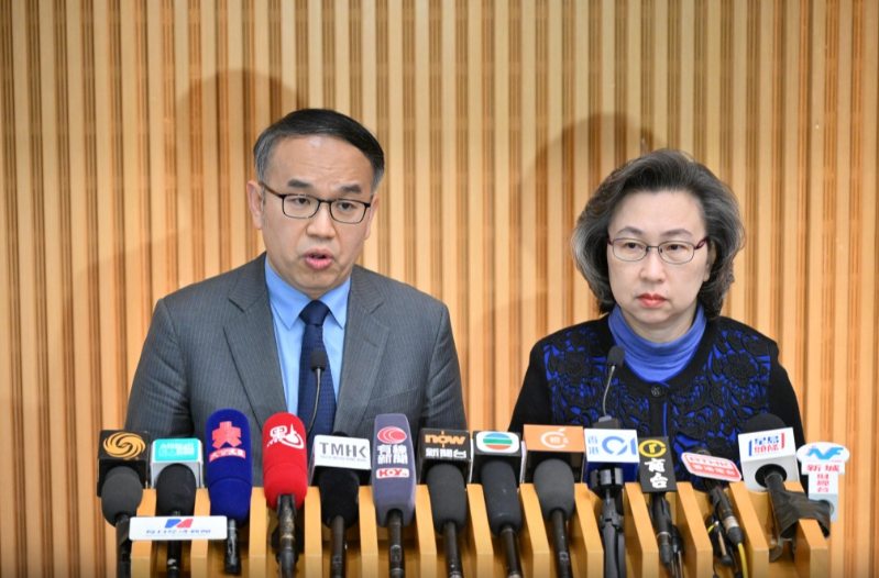 财经事务及库务局局长许正宇（左）及公务员事务局局长杨何蓓茵（右）。