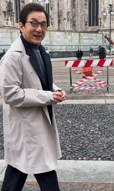 成龙近日现身意大利米兰出席李宁品牌时装周。