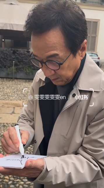 成龙头发仍然浓密。