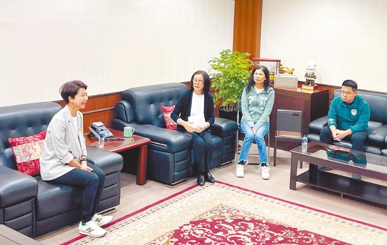 民进党台南市长初选民调胜出的“立委”陈亭妃（左一），20日拜会挺宪派的台南市议长邱莉莉（左二）寻求“大和解”。