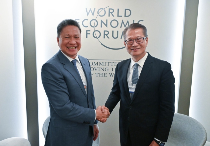 陈茂波(右)与柬埔寨副首相孙占托(左)会面。 陈茂波(右)与柬埔寨副首相孙占托(左)会面。