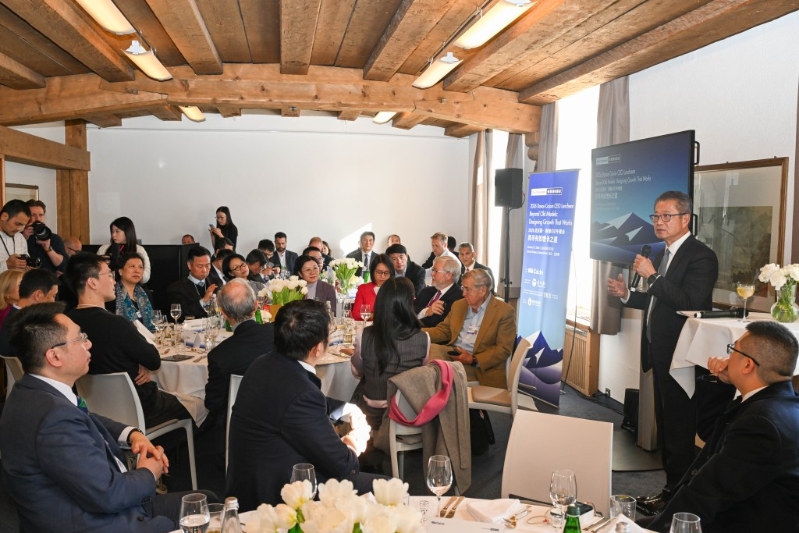 陈茂波在“2026达沃斯‧财新CEO午餐会”发表主题演讲。 陈茂波在“2026达沃斯‧财新CEO午餐会”发表主题演讲。