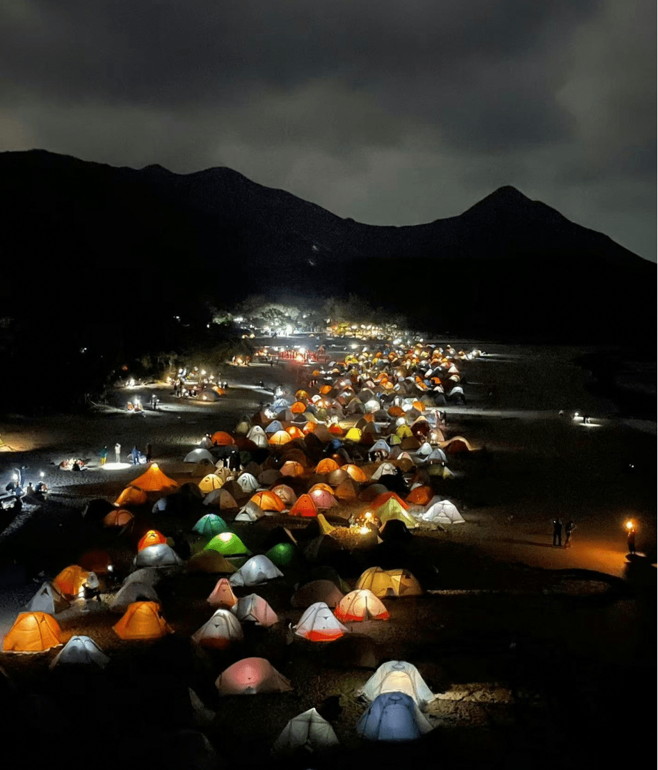 网上流传图片显示,西贡咸田湾等地的沙滩及山头被密密麻麻的露营阵站领 网上流传图片显示,西贡咸田湾等地的沙滩及山头被密密麻麻的露营阵站领