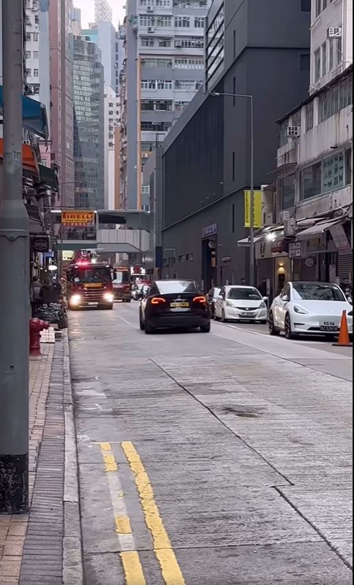 网上流传相片显示，一辆黑色特斯拉电动车在湾仔谢斐道怀疑逆线行驶。