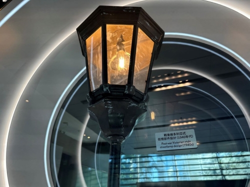 战后维多利亚式街灯部件,重现昔日光影。 战后维多利亚式街灯部件,重现昔日光影。
