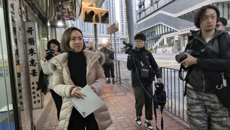 陈家珮到警署落口供大约一小时后离开。 陈家珮到警署落口供大约一小时后离开。