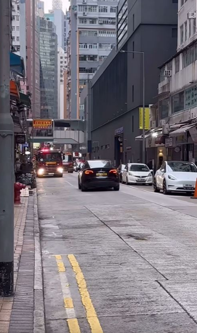 网上流传相片显示,一辆黑色特斯拉电动车在湾仔谢斐道怀疑逆线行驶 网上流传相片显示,一辆黑色特斯拉电动车在湾仔谢斐道怀疑逆线行驶