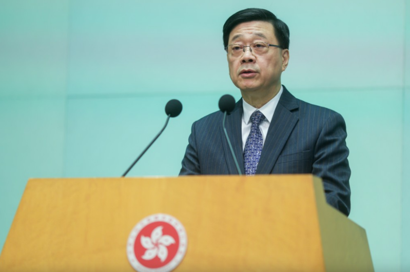 李家超今早(27日)出席行会时表示,目前的问卷调查,已收到约9成业主的回复。 李家超今早(27日)出席行会时表示,目前的问卷调查,已收到约9成业主的回复。
