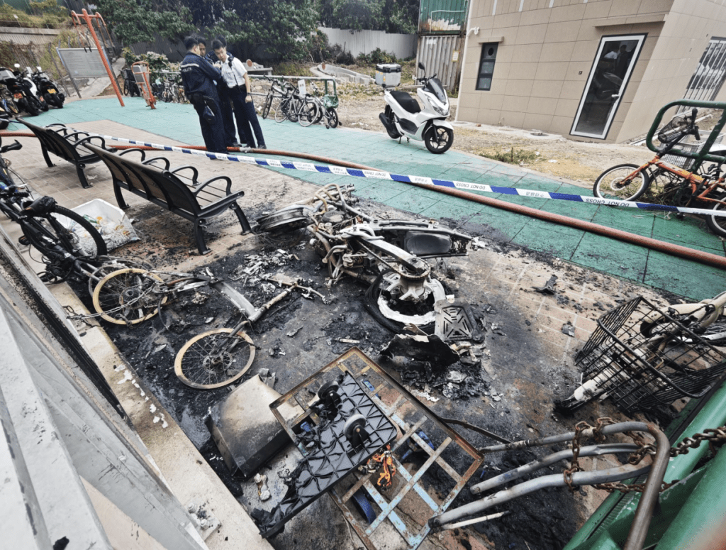 现场有1辆电单车、1部手推车和3部单车被焚，幸无人受伤。