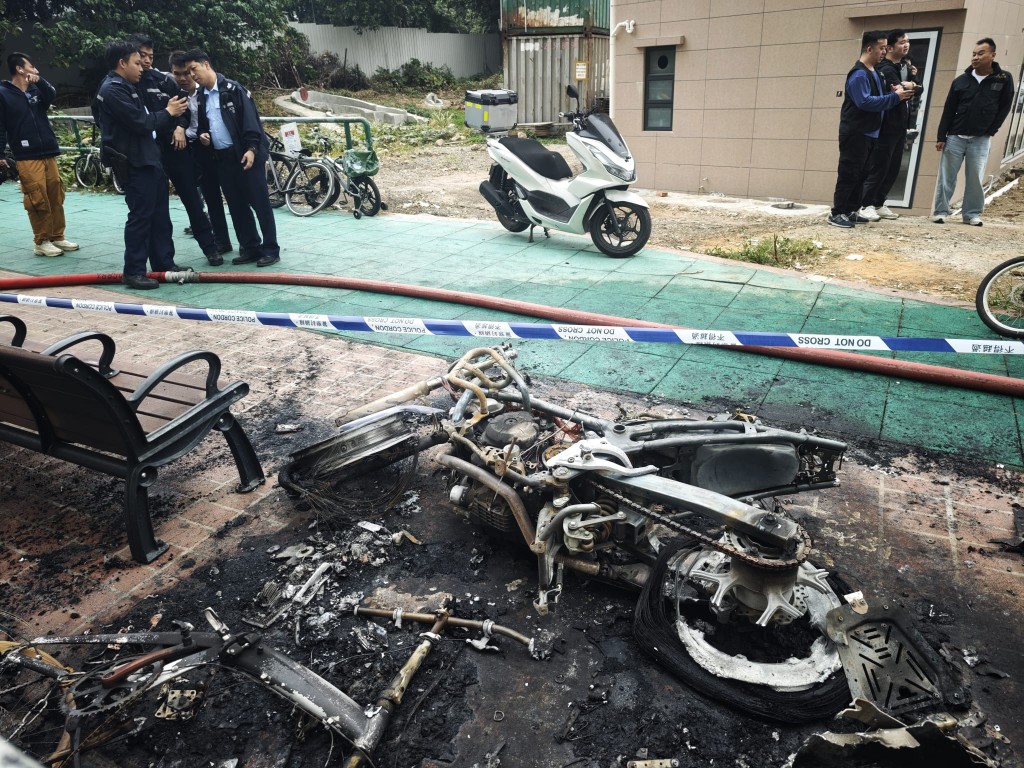 现场有电单车被焚毁，幸无人受伤。