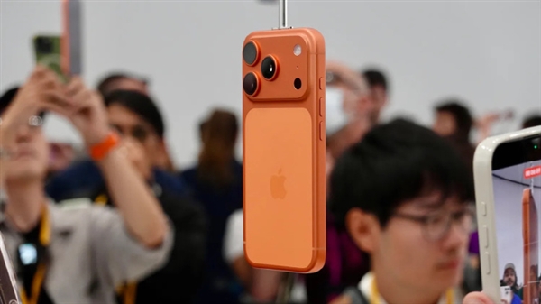 iPhone 17中国卖爆 苹果在华市场强势复苏！库克：我被销量惊到 感谢中国用户