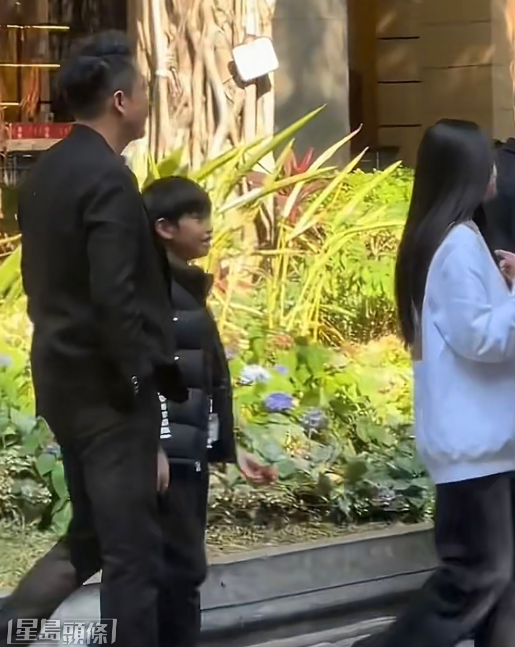 Mandy开直播时曾透露孩子们到了北京放寒假，而这段期间由汪小菲照顾仔女，自己妈妈也跟著到北京帮忙顾孩子们。